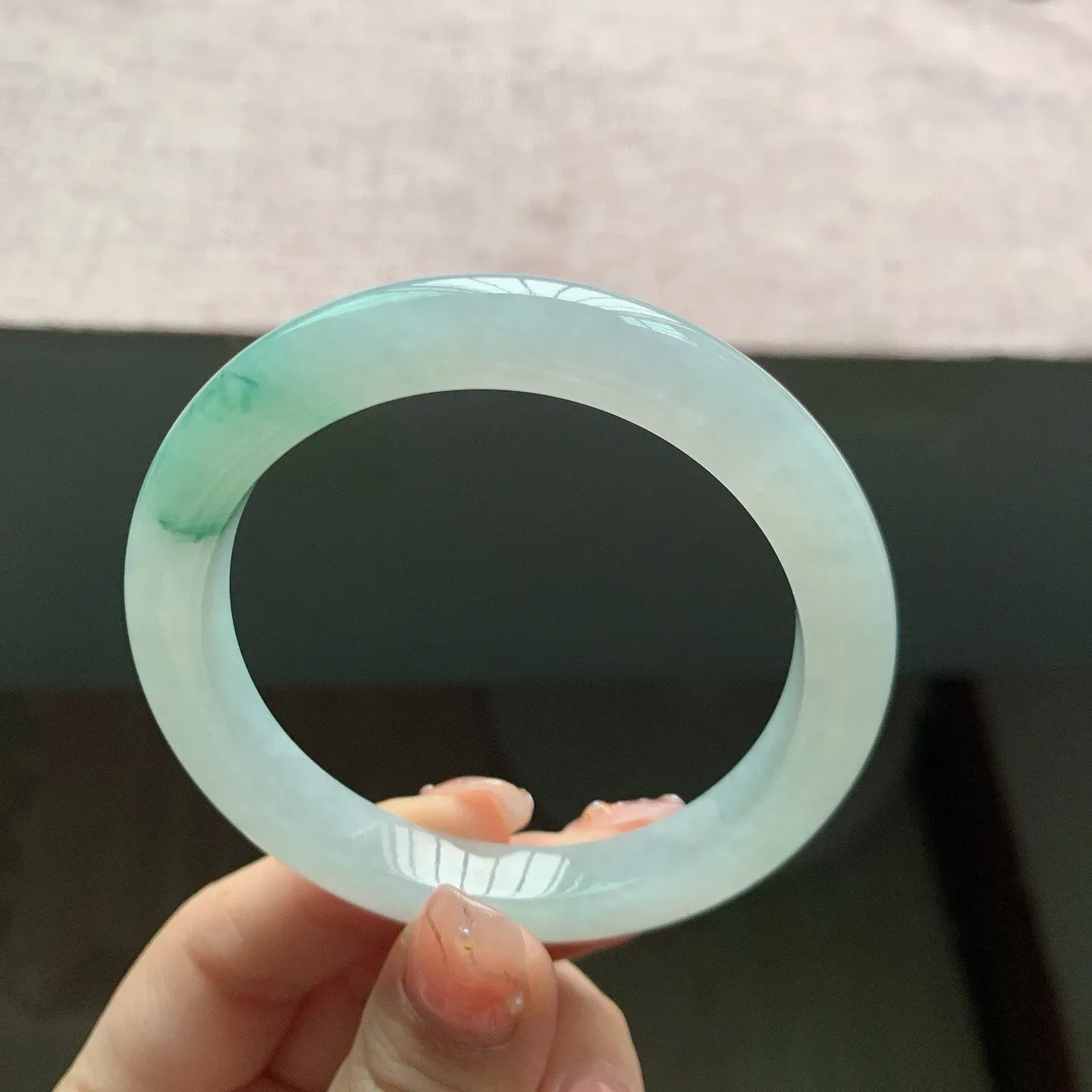 55-56圈口。自然光实拍，老坑冰胶飘花正圈翡翠手镯，尺寸:56-9-8.5mm，无纹裂，重量45.76g