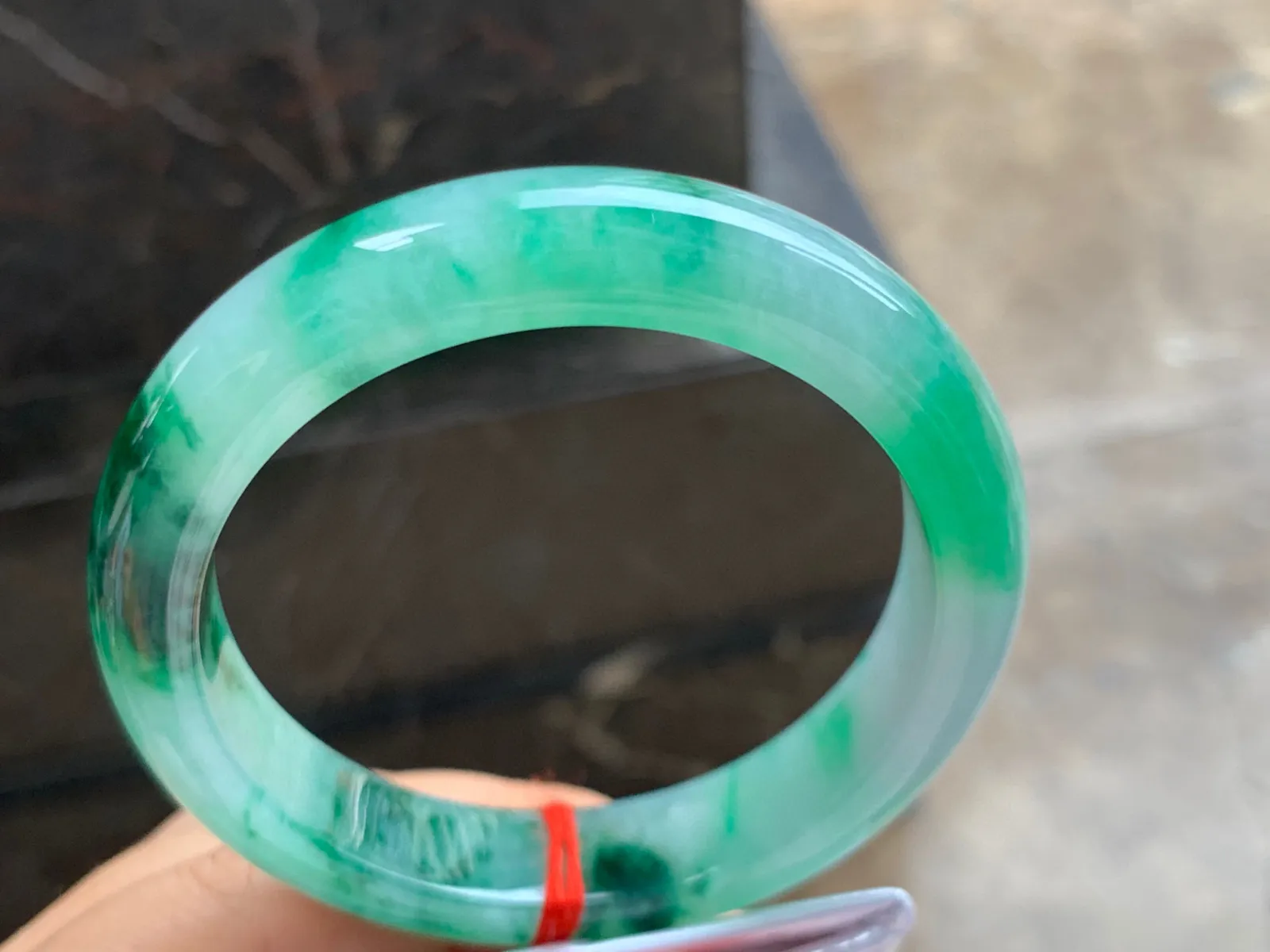 57.5-12.5-9mm
带色手镯 种好细腻 颜色漂亮 上手大气