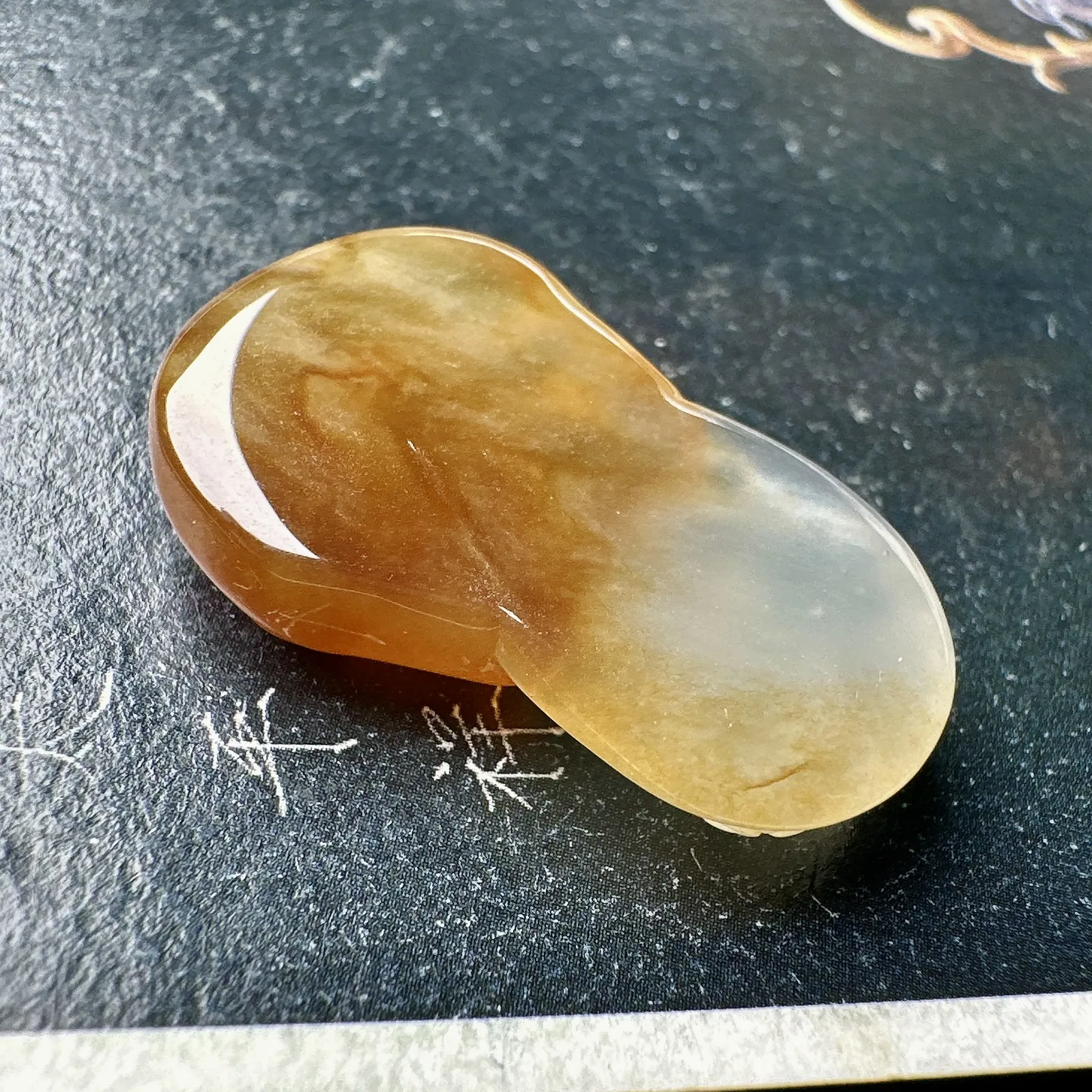 【冰种黄翡宝宝佛】可爱雕刻，质地细腻，胶感非常强烈，光感上佳，冰感明显。均匀纯净，清爽至极