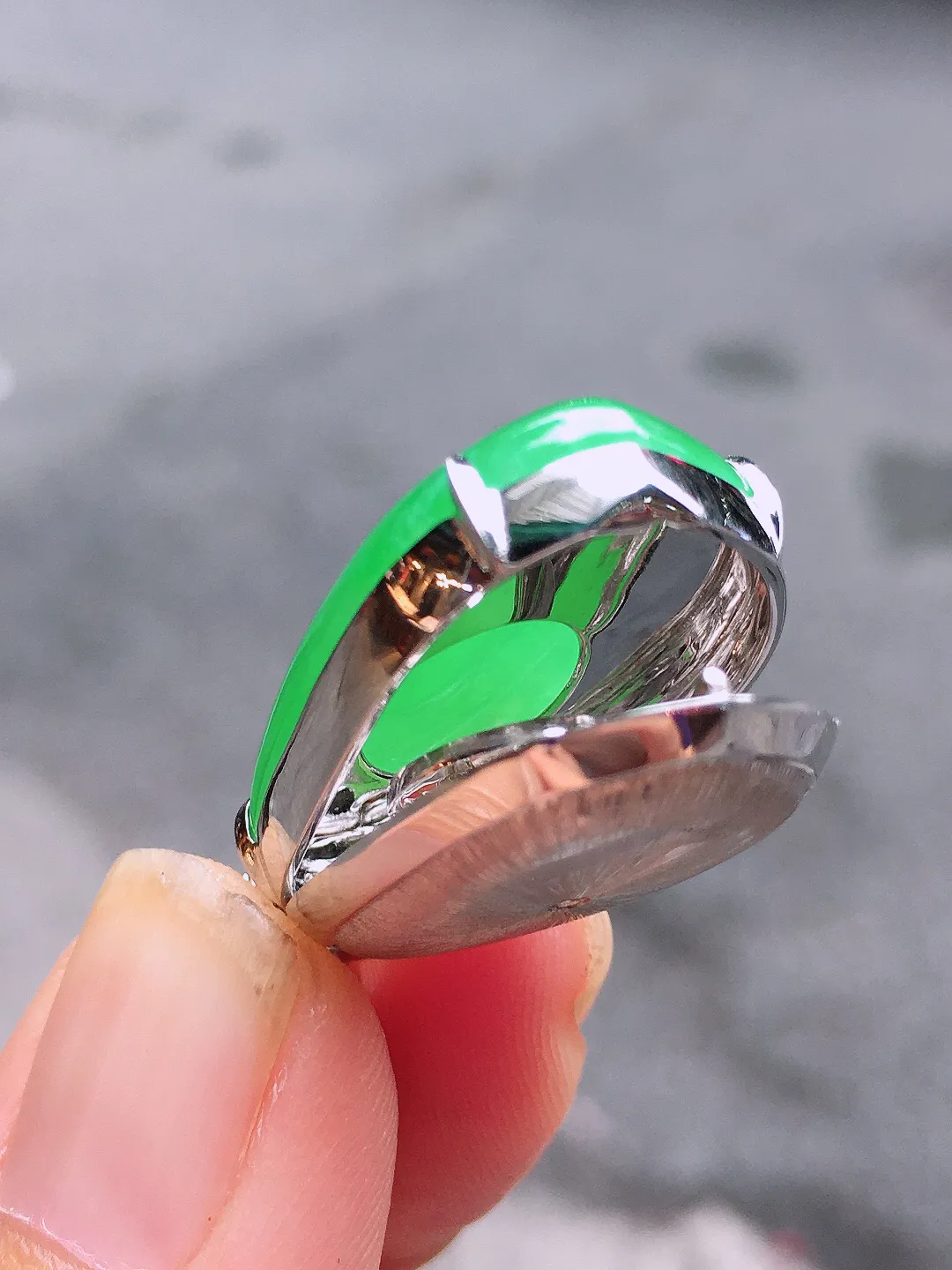 阳绿福瓜吊坠，色泽均匀艳丽，玉质细腻，荧光感超
强，饱满水润，气质满满。18k
金豪华镶嵌