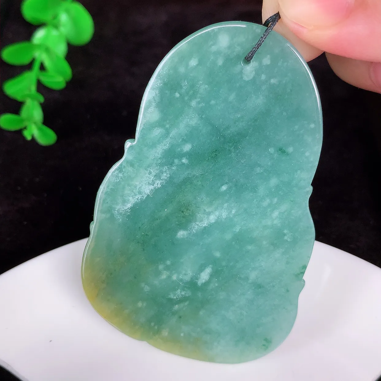 自然光实拍，冰润双彩翡翠文殊菩萨吊坠，赐福观音，种老水足，水润通透 雕工精致，慈祥端庄，美观亮丽#531.4尺寸66*43.5*7mm