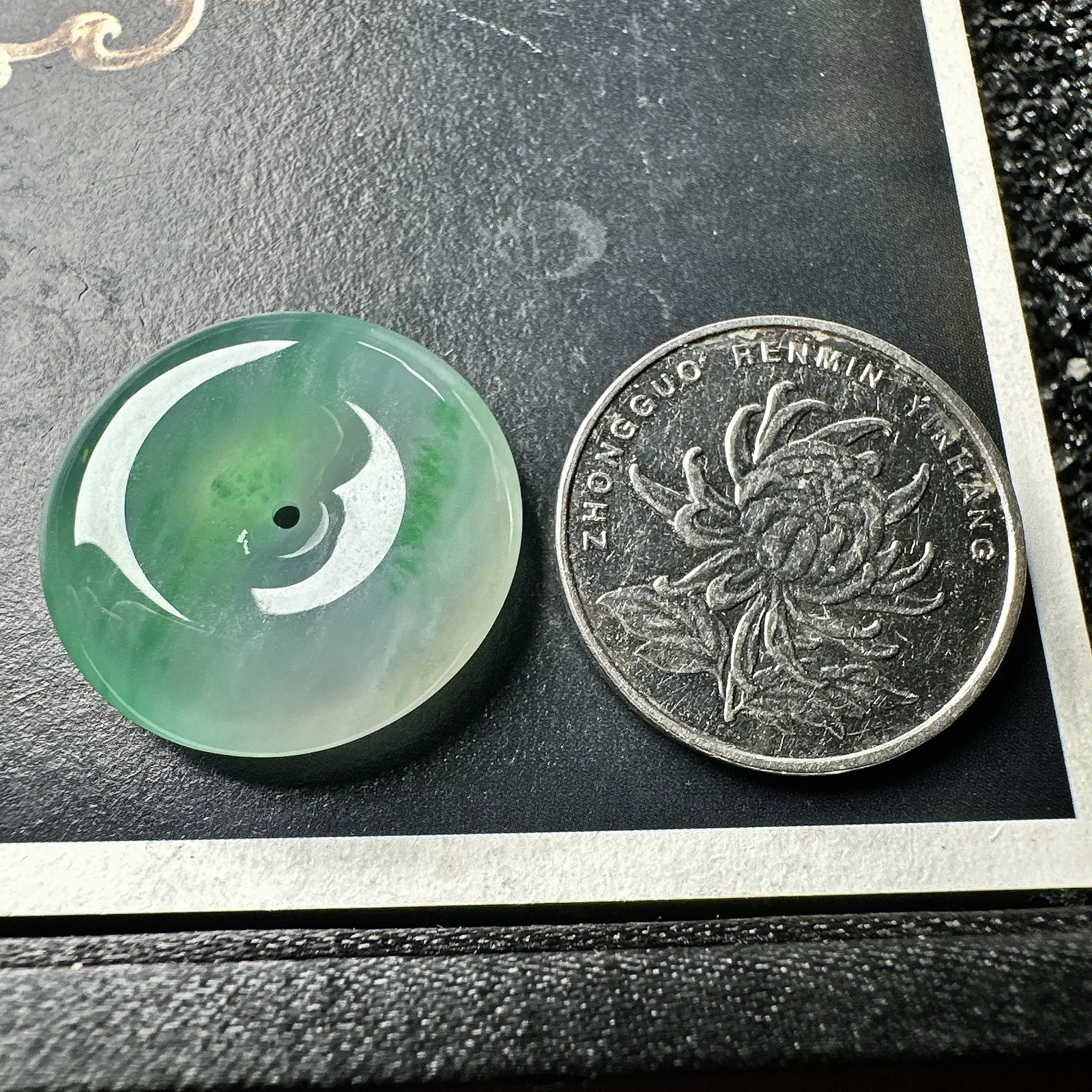 【冰种飘绿平安扣】质地非常细腻，冰润十足，种老冰透，荧光闪耀