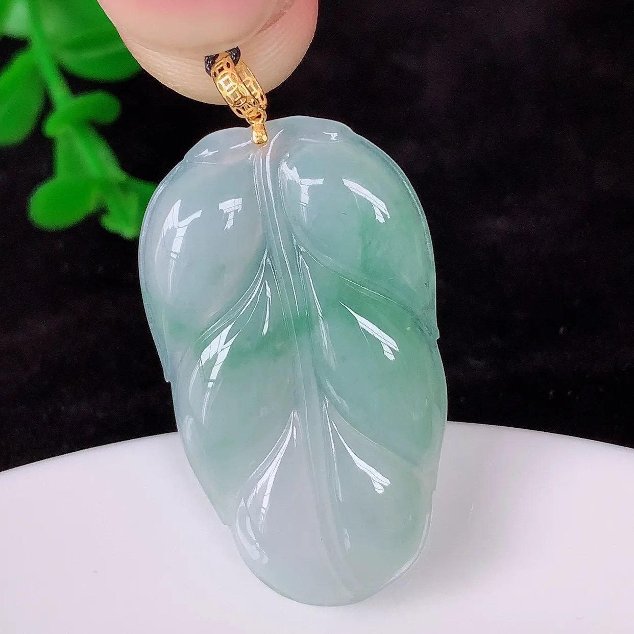 自然光实拍，18K金镶嵌冰胶翡翠叶子吊坠 ，种水足，色泽清新，工艺精湛，叶子寓意美好  金枝玉叶 事业有成。#085.1整体38*19.5*3.2mm