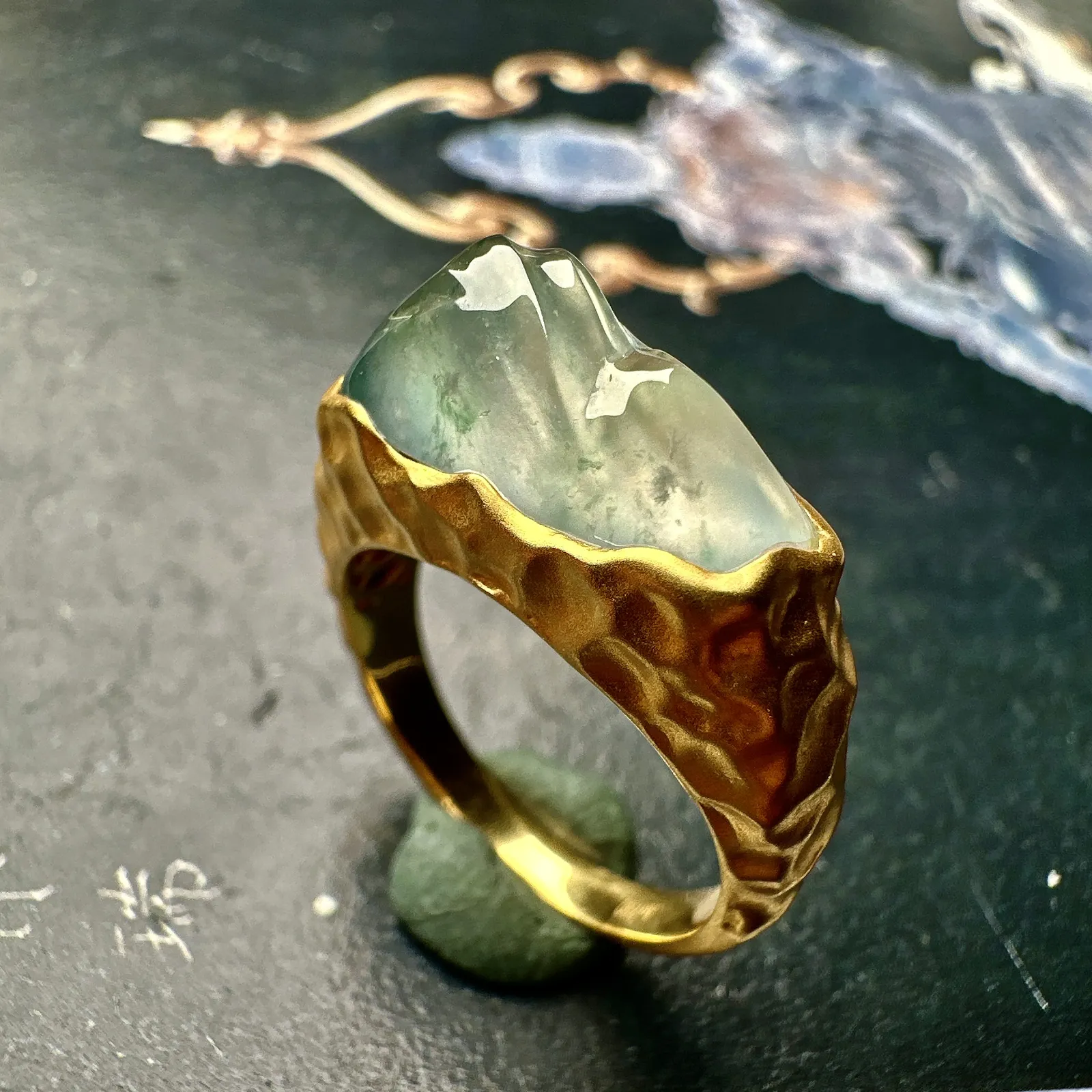 【冰种飘花戒指】质地均匀细腻，冰润起光，胶感强烈，18K金钻精美镶嵌，裸石尺寸17.4*7.9*7.9毫米，戒圈可改