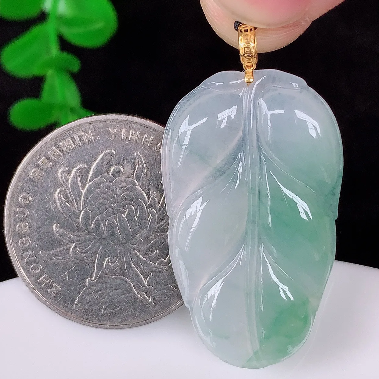 自然光实拍，18K金镶嵌冰飘花叶子翡翠吊坠 种水足，色泽清新，工艺精湛，寓意美好 金枝玉叶 事业有成。#083.3整体38*19.5*3.5mm