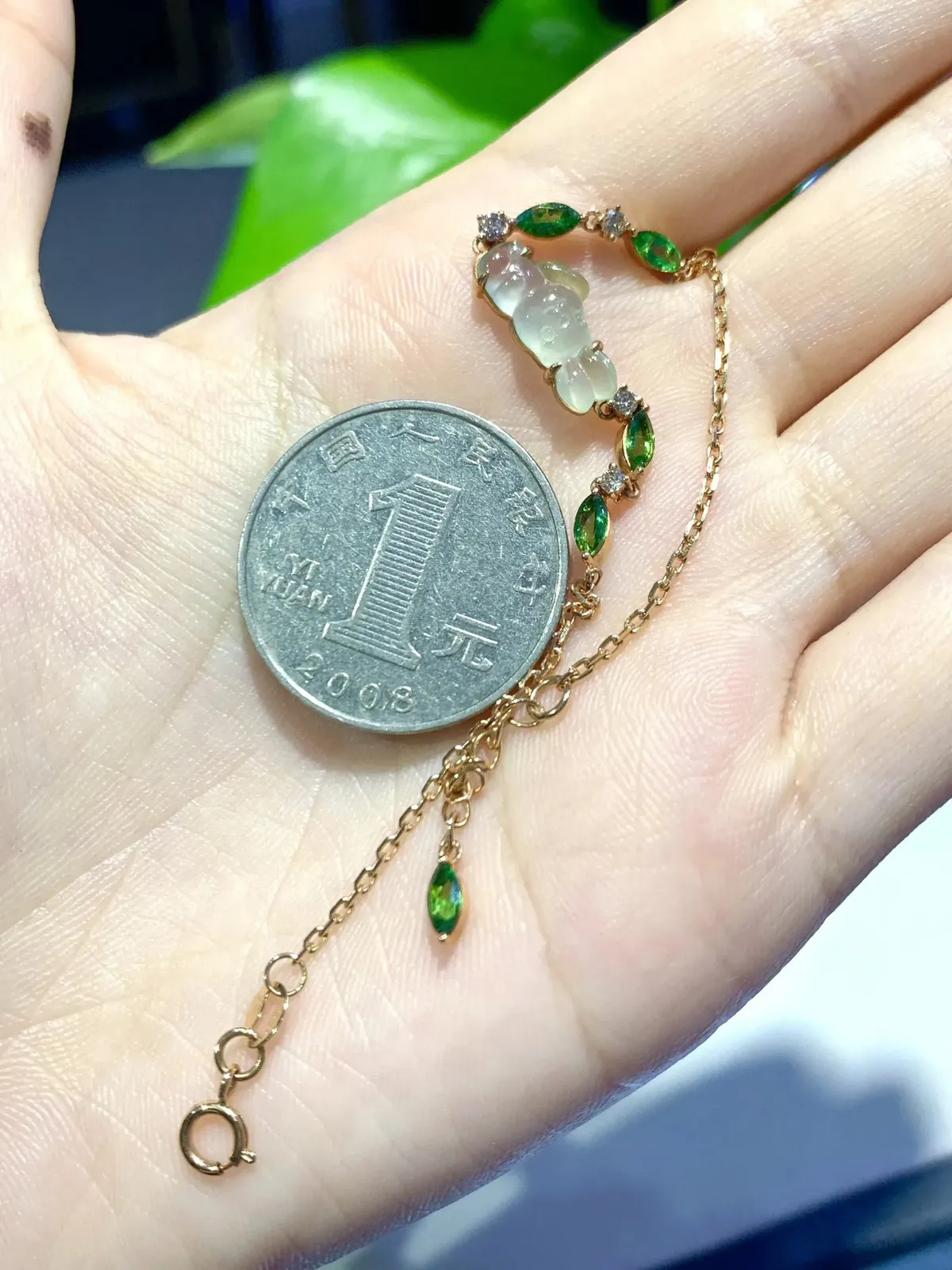 18k金冰晴水小兔子手链
配石沙弗来0.85ct d0.12ct
手链长16cm+2.5cm（调节链）