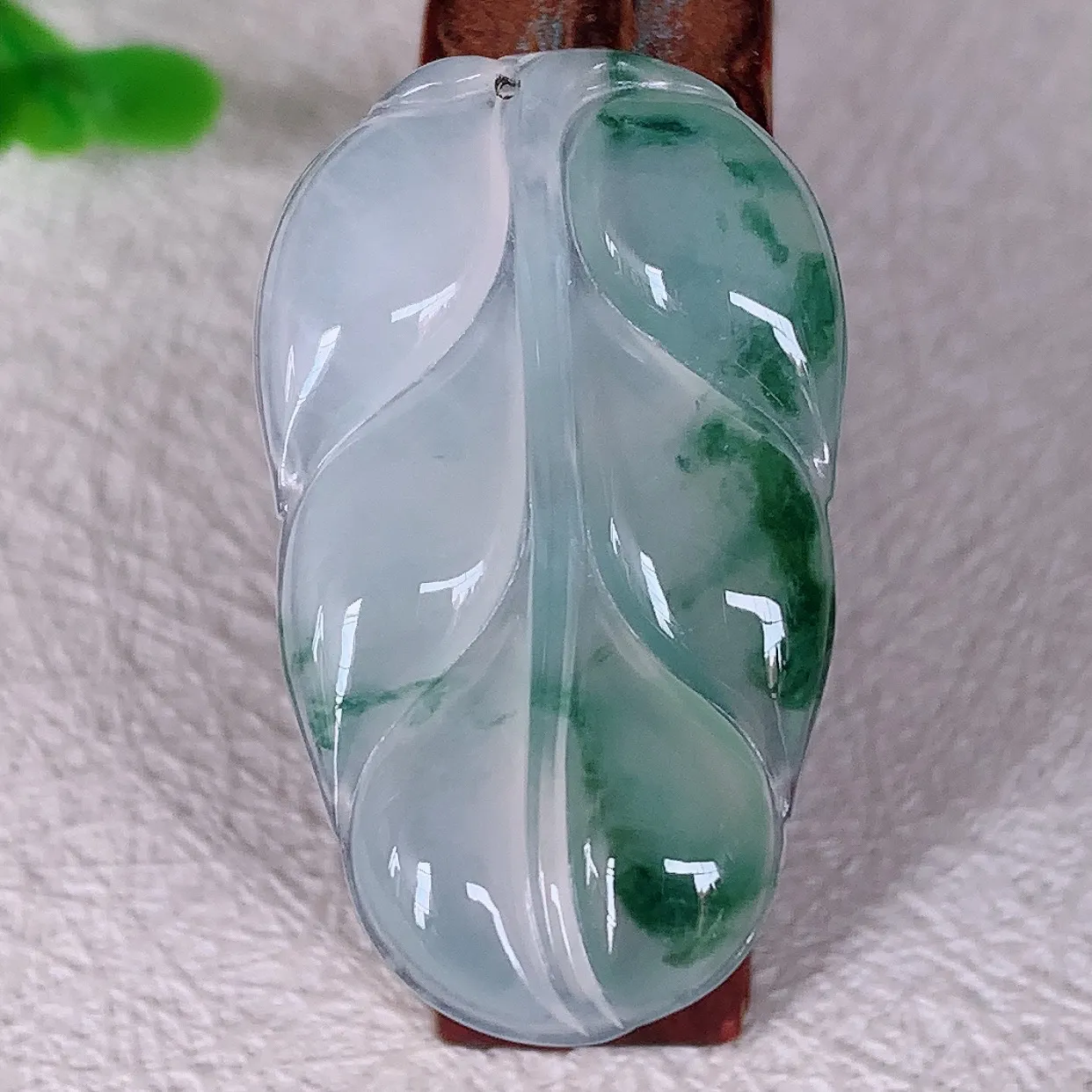 自然光实拍 冰种飘花叶子翡翠吊坠 ，种水足，色泽清新，工艺精湛 叶子寓意美好；金枝玉叶， 事业有成。