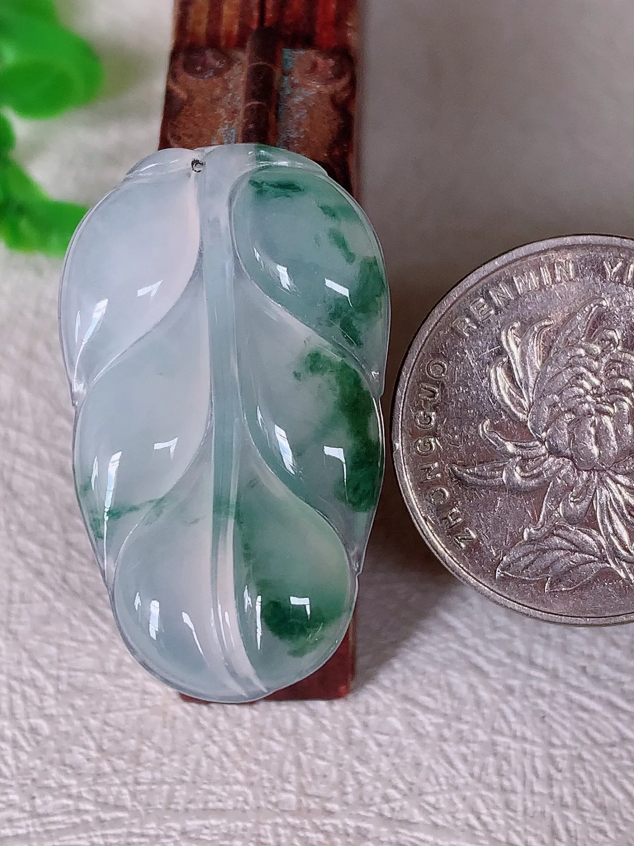 自然光实拍 冰种飘花叶子翡翠吊坠 ，种水足，色泽清新，工艺精湛 叶子寓意美好；金枝玉叶， 事业有成。#010.3尺寸33.5*20*4.3mm