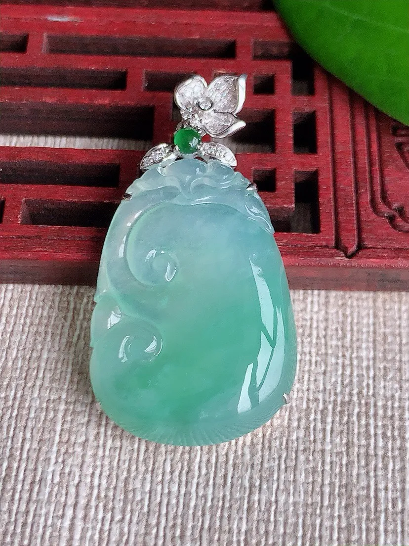 a货翡翠老坑冰种18K金伴钻镶嵌飘绿如意吊坠 尺寸39×27.2×19.8×6mm 重量6.83g 
