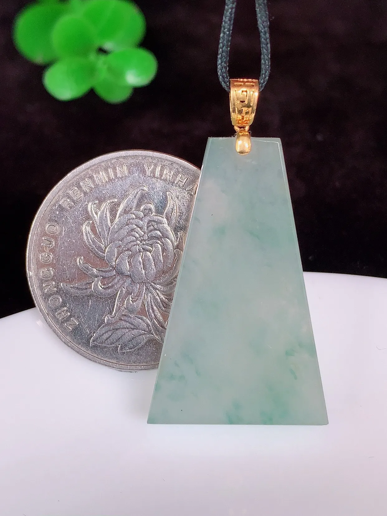 自然光实拍，18K金镶嵌冰飘花平安无事牌吊坠 平平安安 翠色灵动 佩戴时尚！#161.3整体36.8*裸石30.8*19.5*4.5