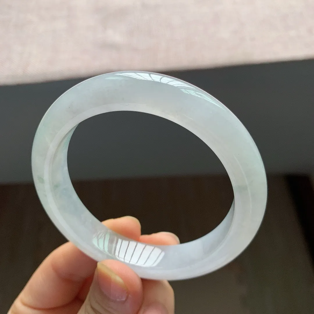 56-57圈口，自然光实拍，老坑冰飘花正圈翡翠手镯，尺寸:56.8-12-8.8mm，重量62.15g，无纹裂