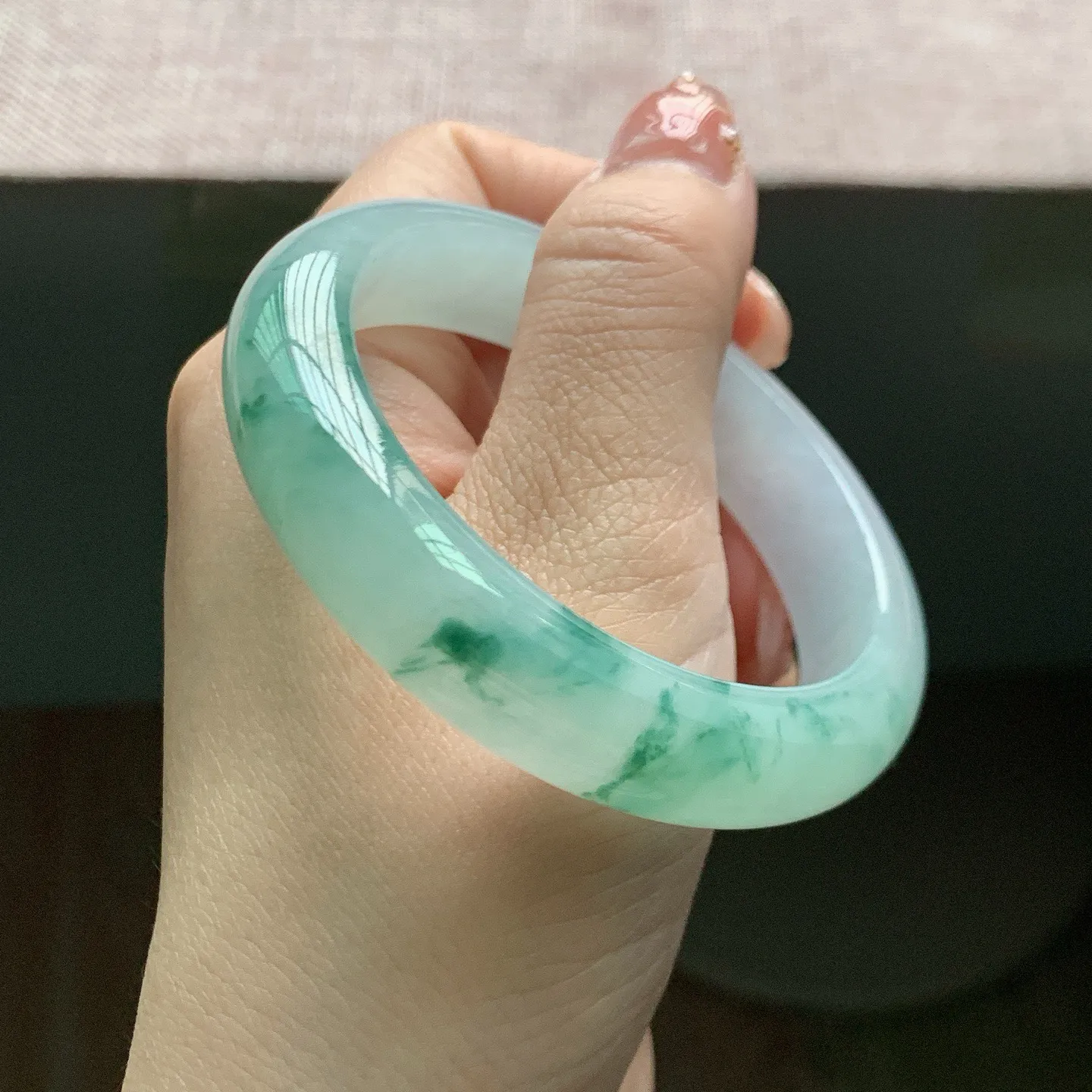 55-56圈口。自然光实拍，老坑冰胶飘绿花正圈翡翠手镯，尺寸:55.2-13-8.3mm，无纹裂，重量59.75g
