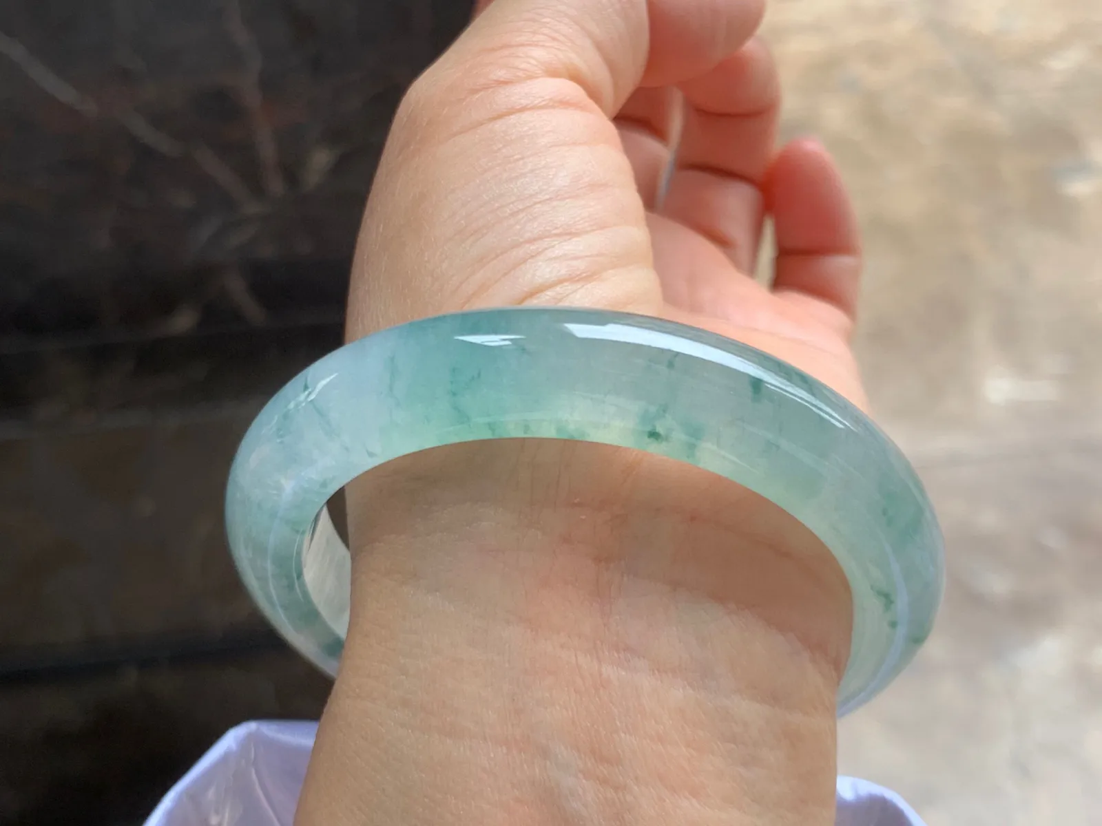 58.5-12-9mm
冰种飘花手镯 水润冰透 花色灵动