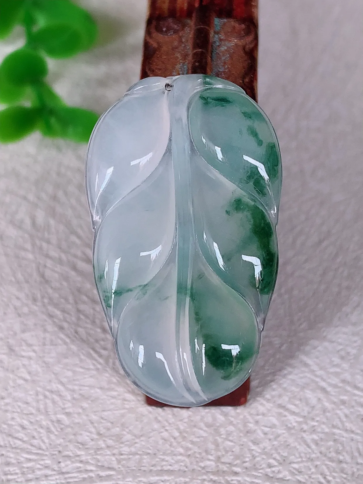 自然光实拍 冰种飘花叶子翡翠吊坠 ，种水足，色泽清新，工艺精湛 叶子寓意美好；金枝玉叶， 事业有成。#010.3尺寸33.5*20*4.3mm