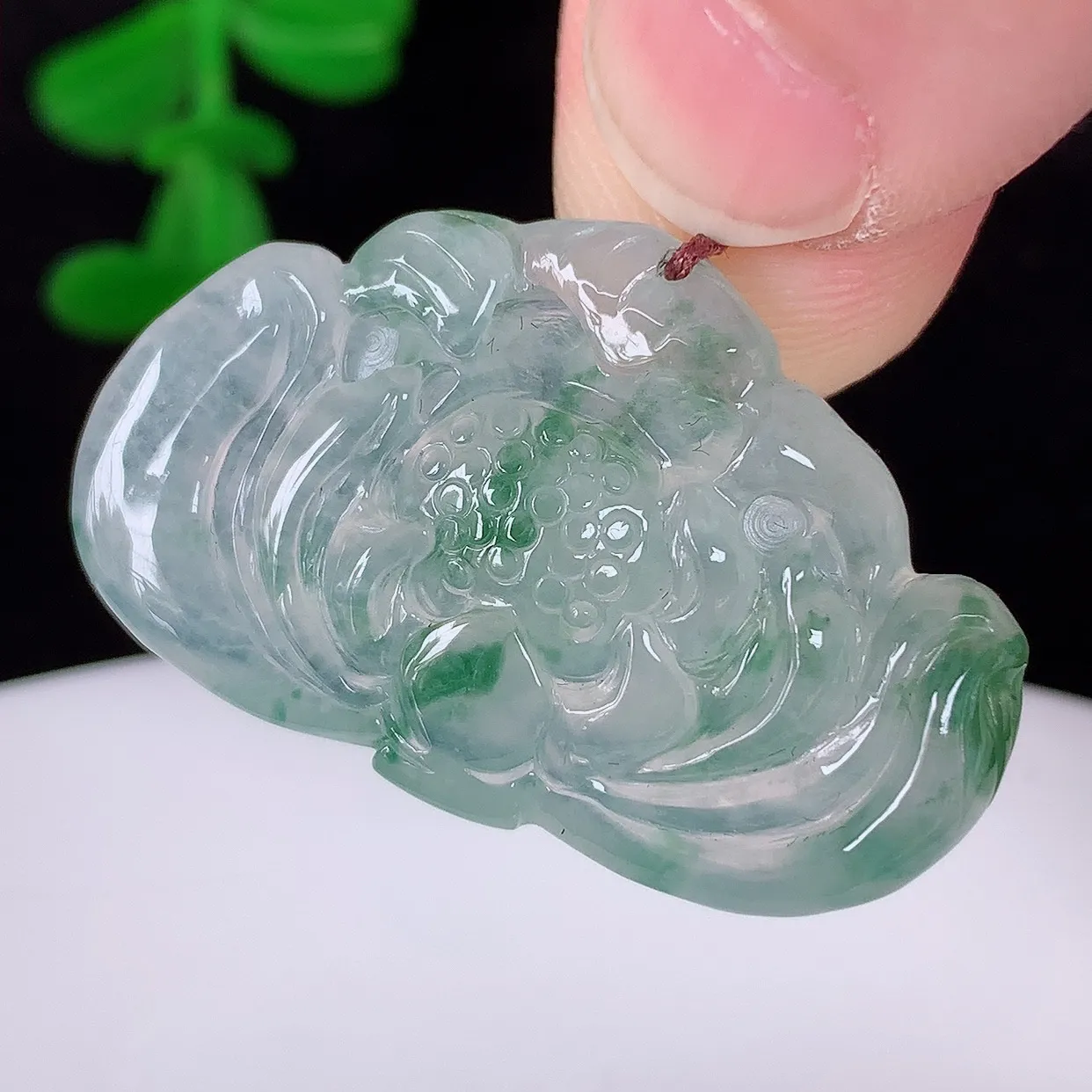 自然光实拍 冰种飘花花开富贵荷花翡翠玉坠，财源广进，自然隐逸、荷本是素不着尘之物，有和美之寓意。#088.4尺寸30.5*19*5