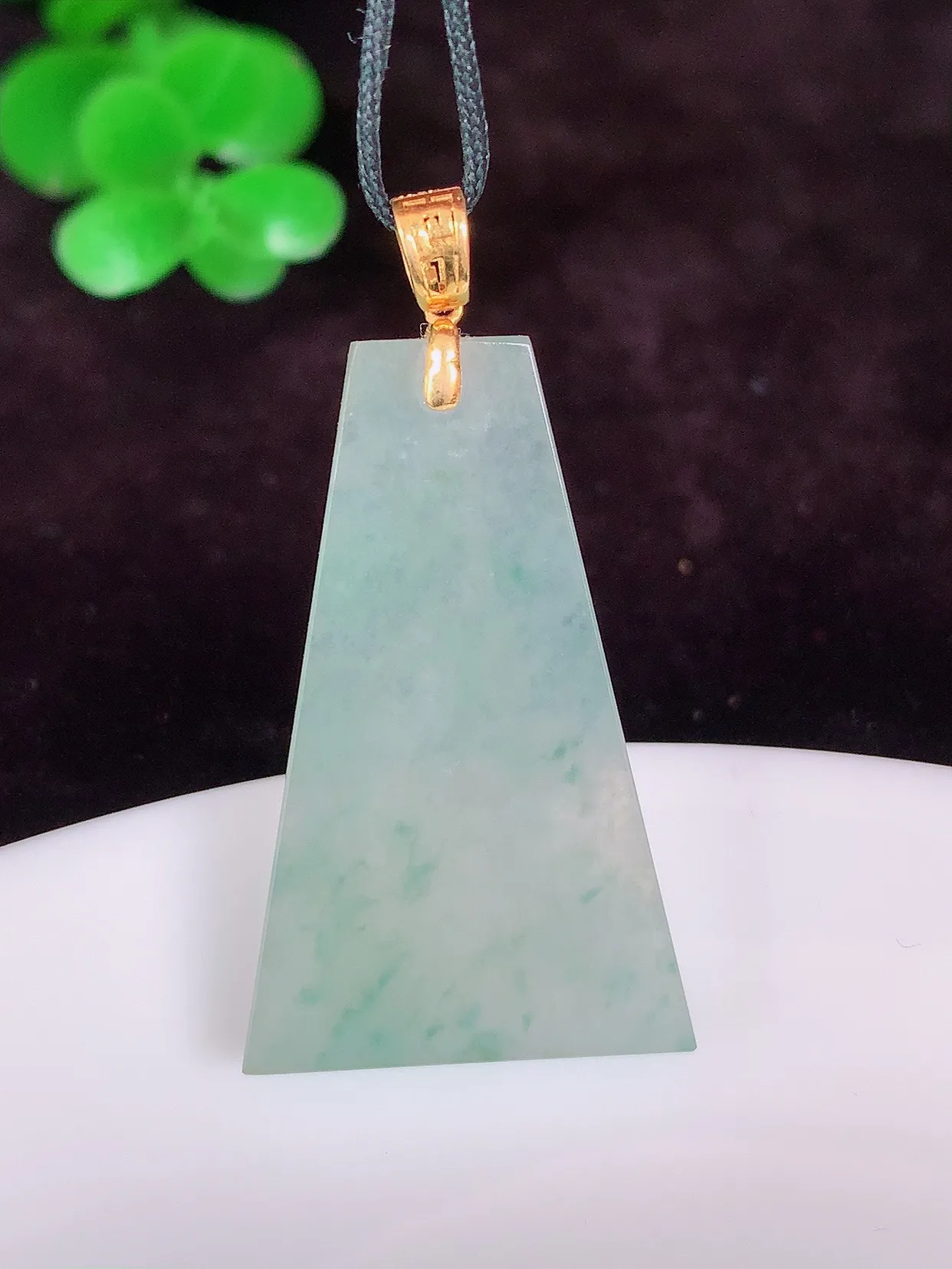 自然光实拍，18K金镶嵌冰飘花平安无事牌吊坠 平平安安 翠色灵动 佩戴时尚！#161.3整体36.8*裸石30.8*19.5*4.5