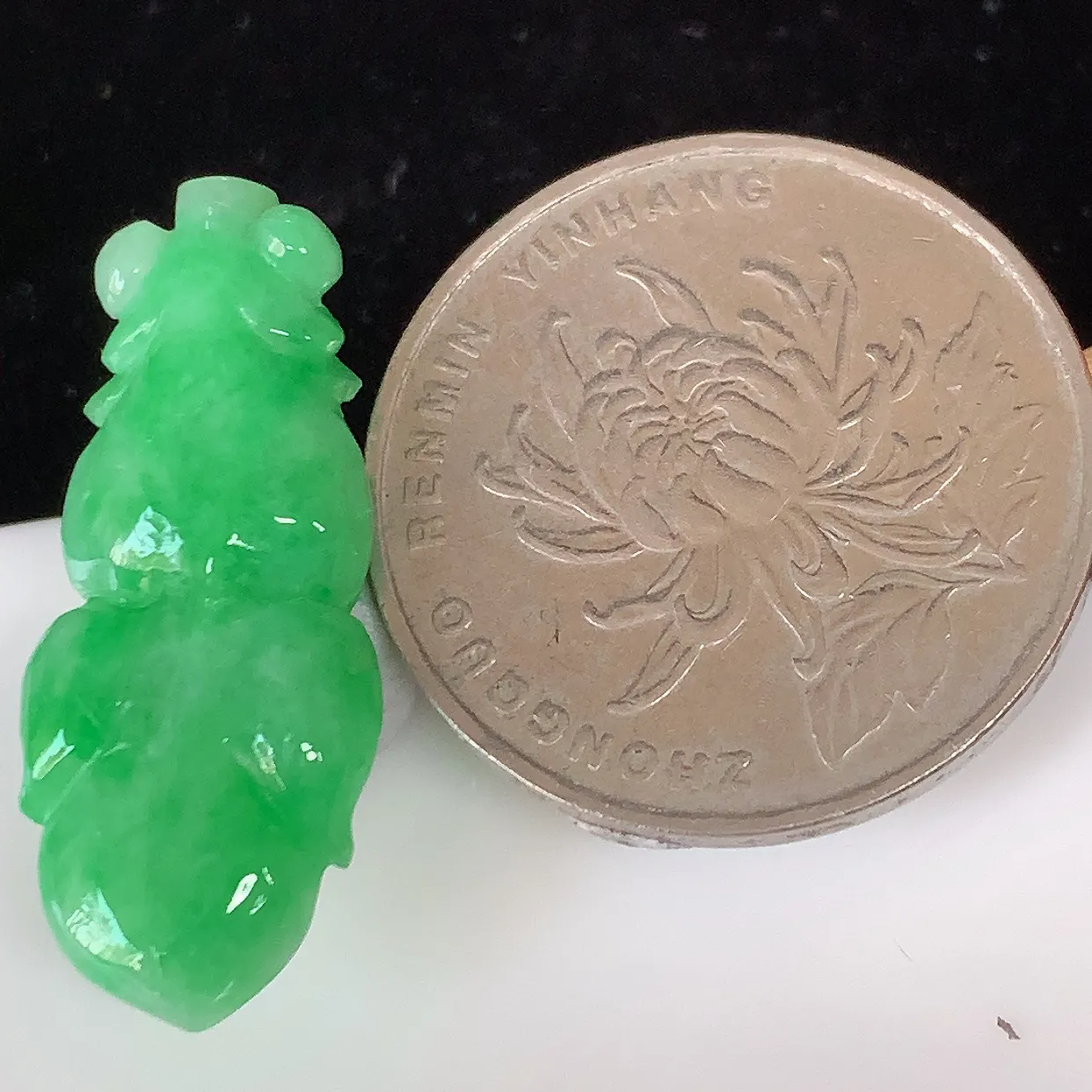 自然光实拍，冰润满绿年年有余 自由自在玉吊坠，寓意财源广进，雕工婉约，栩栩如生 镶嵌更靓，佩戴优雅迷人！#801.2尺寸28.5*12*4.6