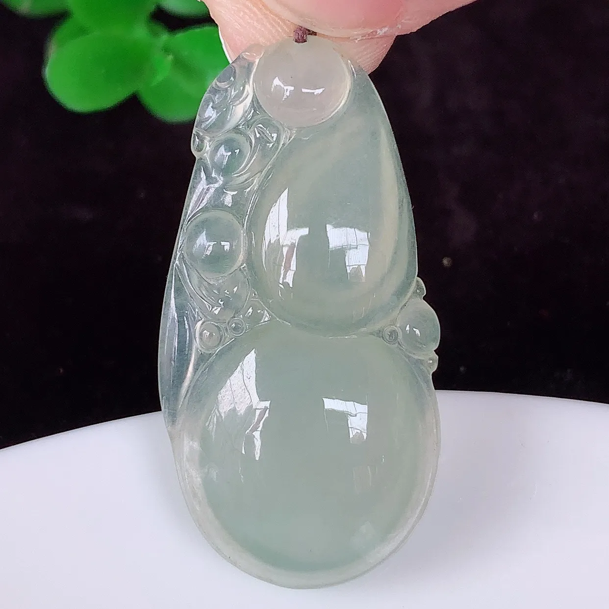 自然光实拍 冰种翡翠葫芦吊坠，葫芦寓意福禄双全，财源滚滚 饱满 清新脱俗， 佩戴效果优雅迷人！#09