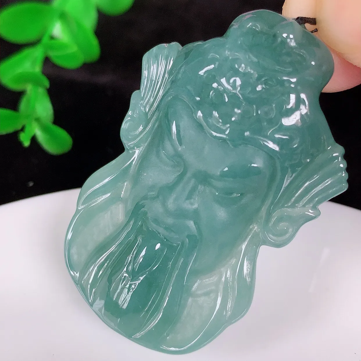 自然光实拍 冰透满色关公翡翠吊坠，种好起光，玉质细腻 招财纳福 时‮大尚‬方，款式新莹，佩戴优雅高贵！#378.2尺寸46-31-9mm