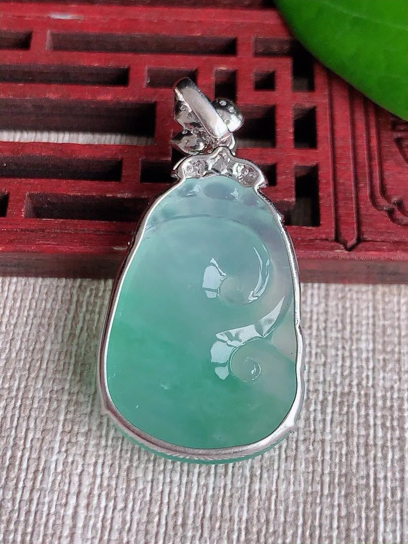 a货翡翠老坑冰种18K金伴钻镶嵌飘绿如意吊坠 尺寸39×27.2×19.8×6mm 重量6.83g 0604