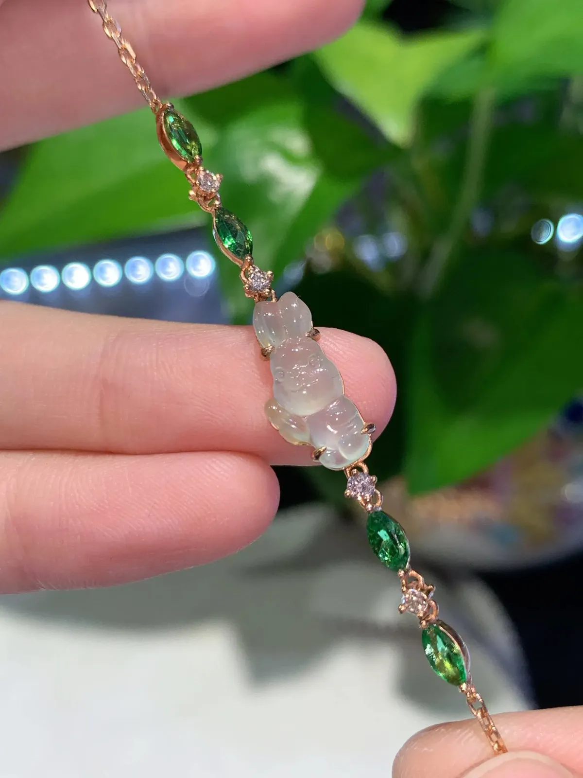 18k金冰晴水小兔子手链
配石沙弗来0.85ct d0.12ct
手链长16cm+2.5cm（调节链）