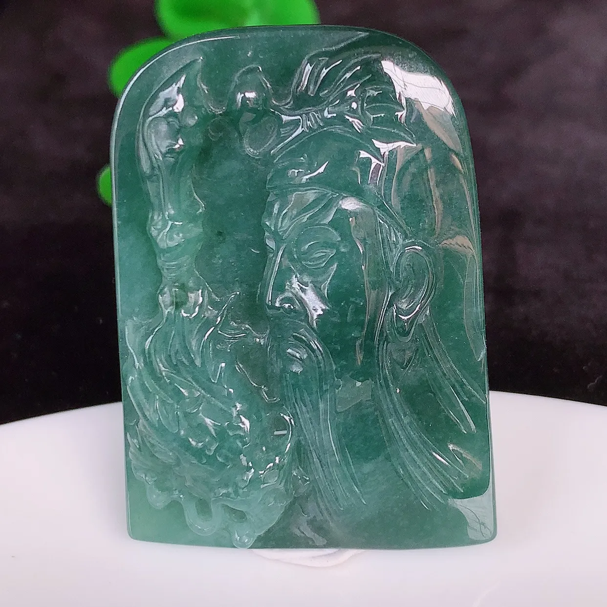 自然光实拍 冰润满色祥龙关公翡翠吊坠，种好起光，玉质细腻，招财纳福，时‮大尚‬方，款式新莹，佩戴优雅高贵！#338.4尺寸45*32*8mm