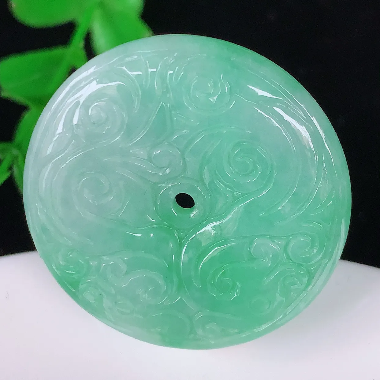 自然光实拍，水润飘绿花开富贵平安扣吊坠， 翡翠平安扣，品相佳，美感十足 寓意平平安安 平安扣佩戴精美时尚！#063.3尺寸31*5.5mm
