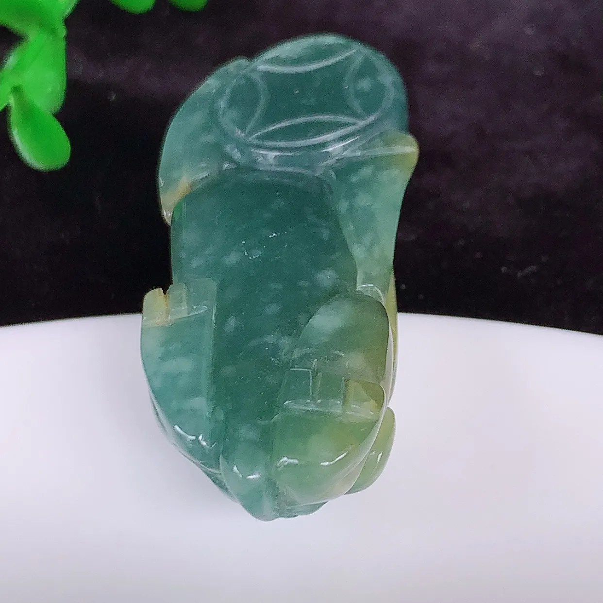 自然光实拍 冰糯种双彩招财貔貅吊坠 民间有“一摸貔貅运程旺盛 再摸貔貅财运滚滚， 三摸貔貅平步青云 ”的 美好祝愿#726.1尺寸48*20*13mm