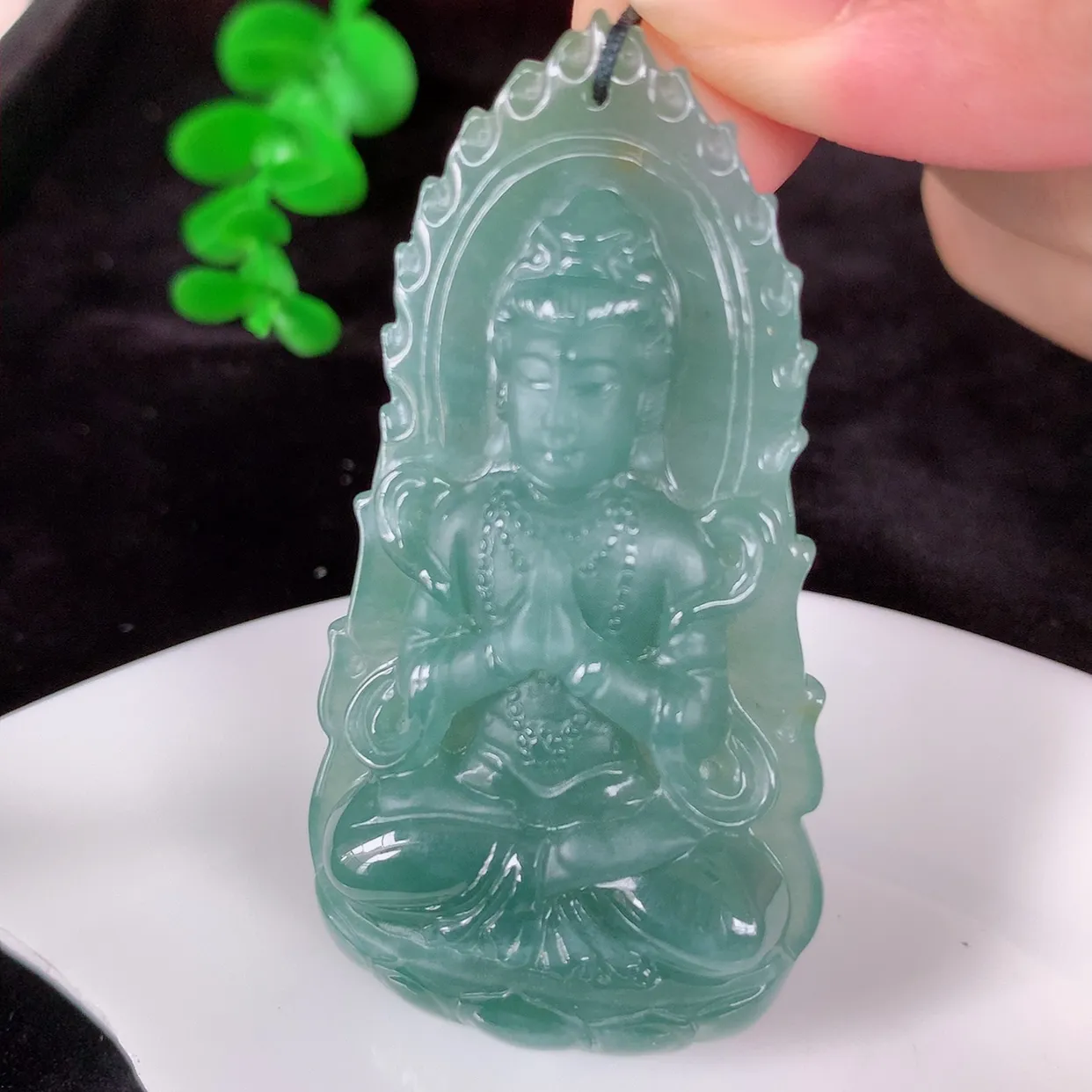 自然光实拍 大件冰糯种满色观音吊坠，赐福翡翠观音，冰透 观音 面相慈祥 雕琢细致， 佩戴气质！#379.2尺寸60-33-8.8mm