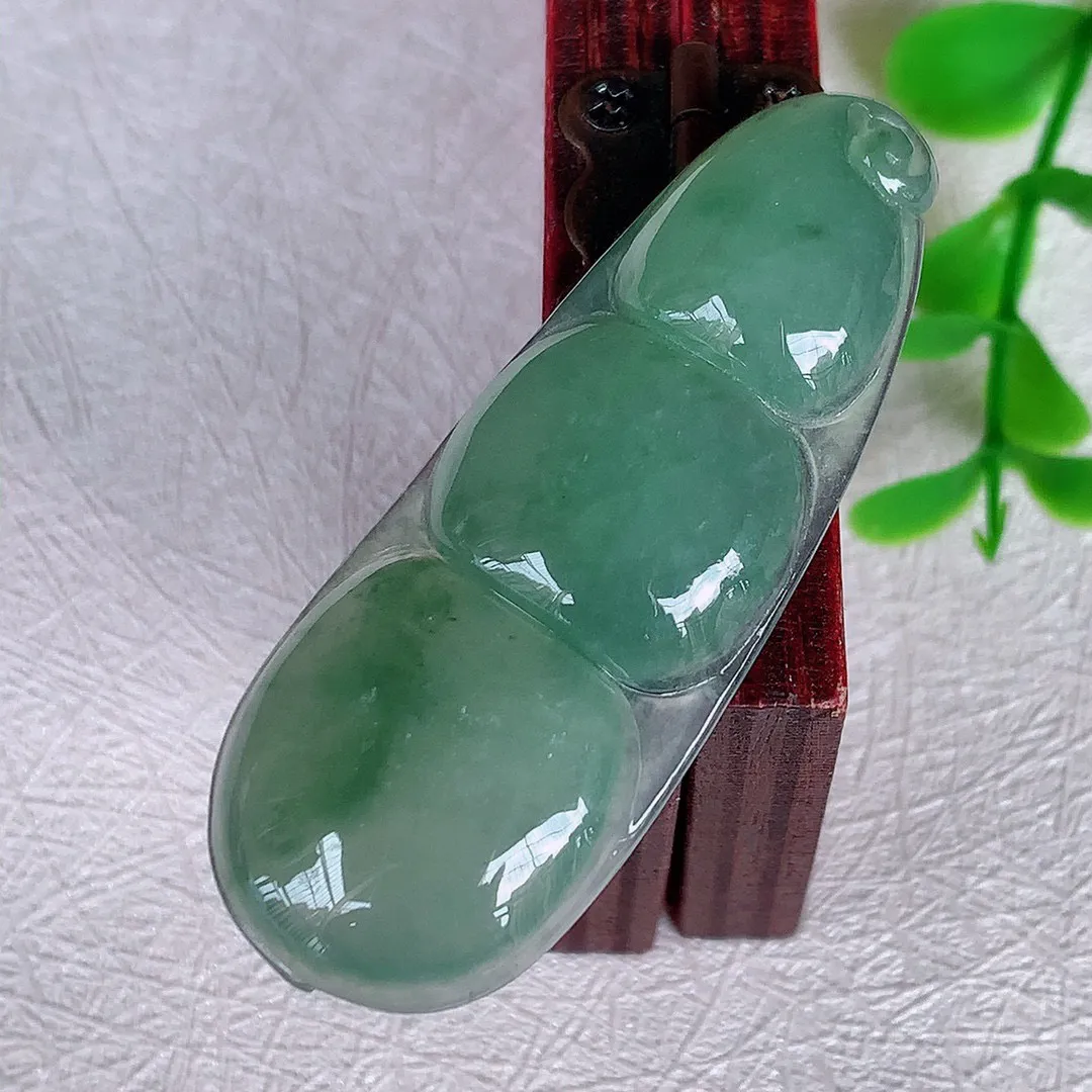 自然光实拍 冰飘花平安豆福豆玉坠 冰润通透 豆粒饱满 寓意四季平安 豆蔻年华！#028.1尺寸45.5*18*5.2mm