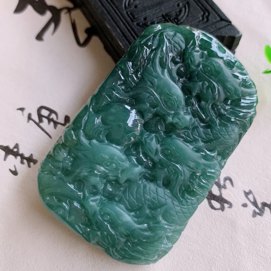 自然光实拍 精雕满色翡翠龙牌吊坠，龙行天下，雕工立体精湛 种老水足 配戴霸气时尚， 值得收藏!#179.3尺寸62-39*12.mm