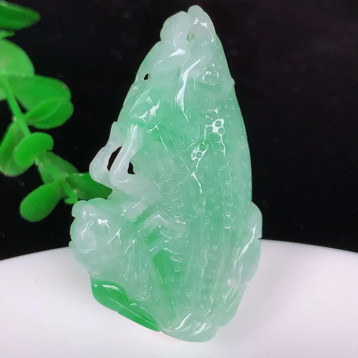 自然光实拍，冰润飘绿翡翠一鸣惊人金蟾吊坠， 金蝉象征着一鸣惊人 腰缠万贯，事事如意等 俏色巧雕，沁人心脾，水足、惟妙惟俏 形神俱佳！实物满满惊喜 佩戴效果优雅迷人！#068.3尺寸45*28*7.5mm