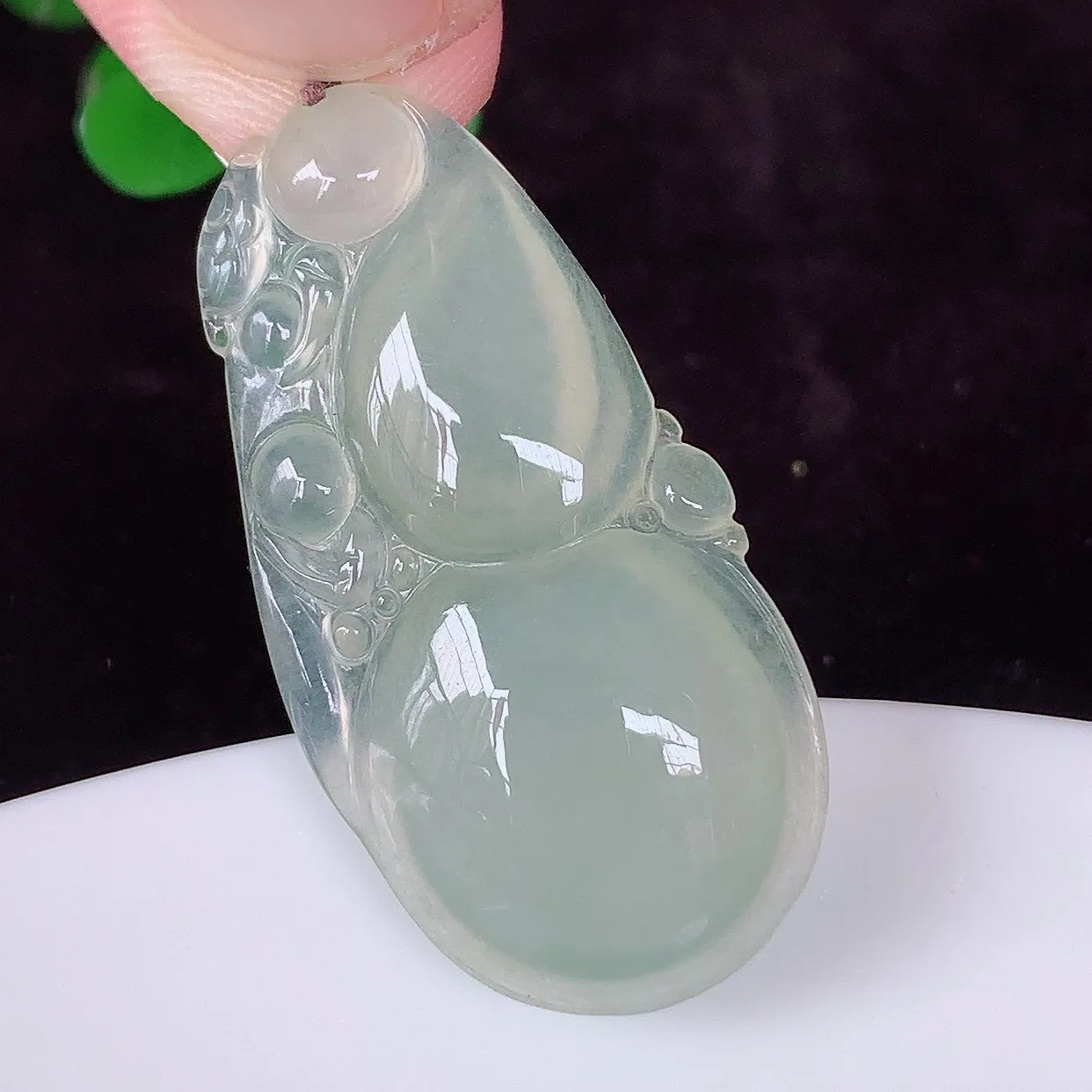 自然光实拍 冰种翡翠葫芦吊坠，葫芦寓意福禄双全，财源滚滚 饱满 清新脱俗， 佩戴效果优雅迷人！#092.2尺寸33*16.5*5.2