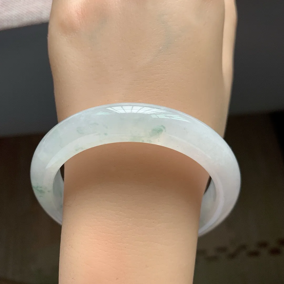 56-57圈口，自然光实拍，老坑冰飘花正圈翡翠手镯，尺寸:56.8-12-8.8mm，重量62.15g，无纹裂