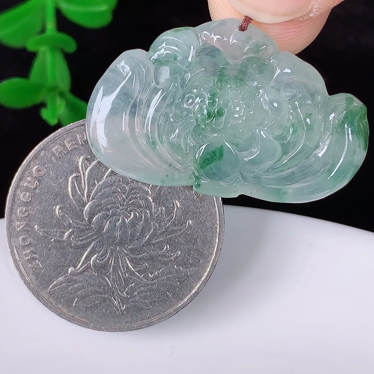 自然光实拍 冰种飘花花开富贵荷花翡翠玉坠，财源广进，自然隐逸、荷本是素不着尘之物，有和美之寓意。#088.4尺寸30.5*19*5
