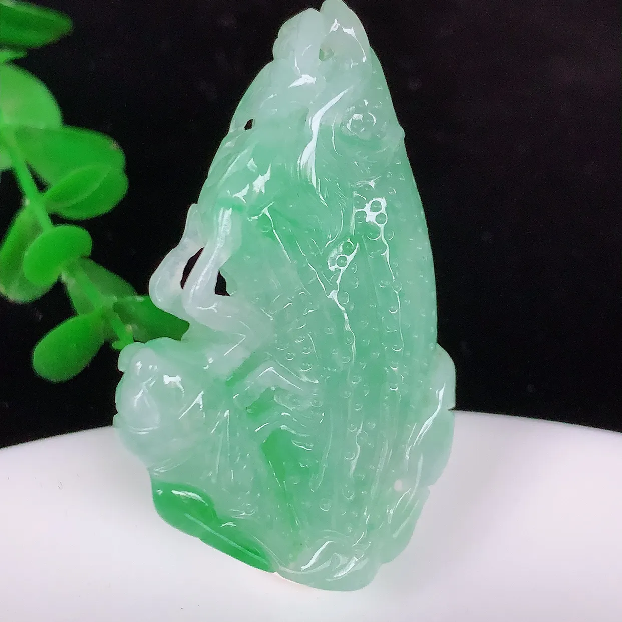 自然光实拍，冰润飘绿翡翠一鸣惊人金蟾吊坠， 金蝉象征着一鸣惊人 腰缠万贯，事事如意等 俏色巧雕，沁人心脾，水足、惟妙惟俏 形神俱佳！实物满满惊喜 佩戴效果优雅迷人！#068.3尺寸45*28*7.5mm