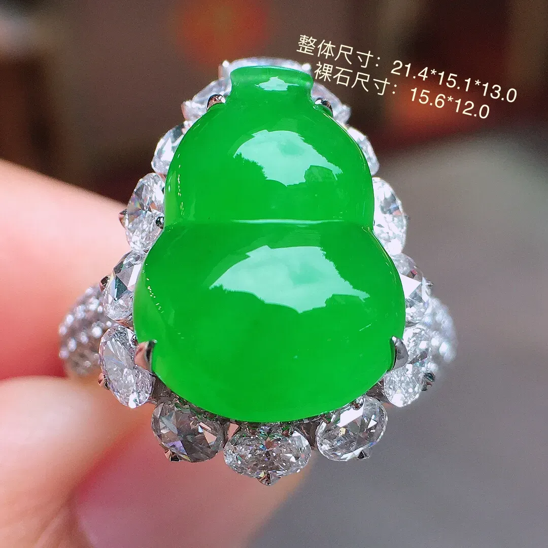 阳绿葫芦戒指，色泽均匀艳丽，玉质细腻，荧光感超
强，饱满水润，气质满满。18k
金豪华镶嵌
