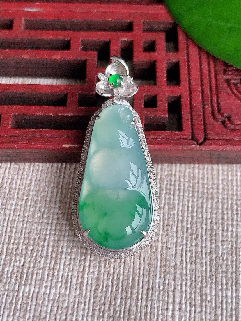 a货翡翠老坑冰种18K金镶嵌飘花四季豆福豆平安豆吊坠 尺寸50×43×17.5×6mm 重量8.22