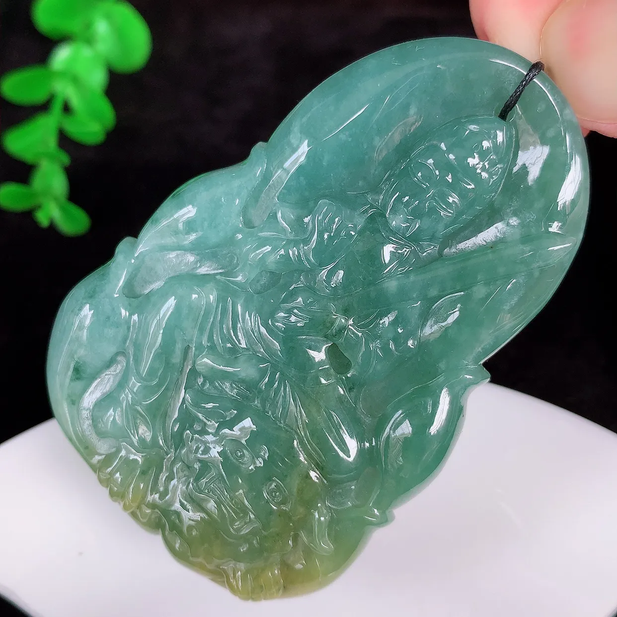 自然光实拍，冰润双彩翡翠文殊菩萨吊坠，赐福观音，种老水足，水润通透 雕工精致，慈祥端庄，美观亮丽#531.4尺寸66*43.5*7mm