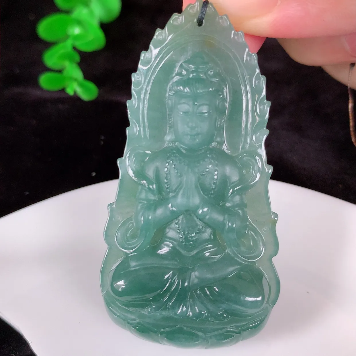 自然光实拍 大件冰糯种满色观音吊坠，赐福翡翠观音，冰透 观音 面相慈祥 雕琢细致， 佩戴气质！#37