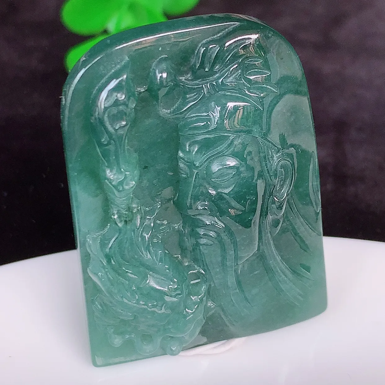 自然光实拍 冰润满色祥龙关公翡翠吊坠，种好起光，玉质细腻，招财纳福，时‮大尚‬方，款式新莹，佩戴优雅