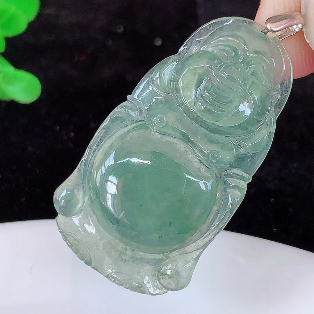 自然光实拍，冰笑佛翡翠挂件，冰透水润，胶感十足， 种水足 ，圆润饱满， 开脸喜庆，配戴优雅迷人！#033.2尺寸37.5*21*4.2