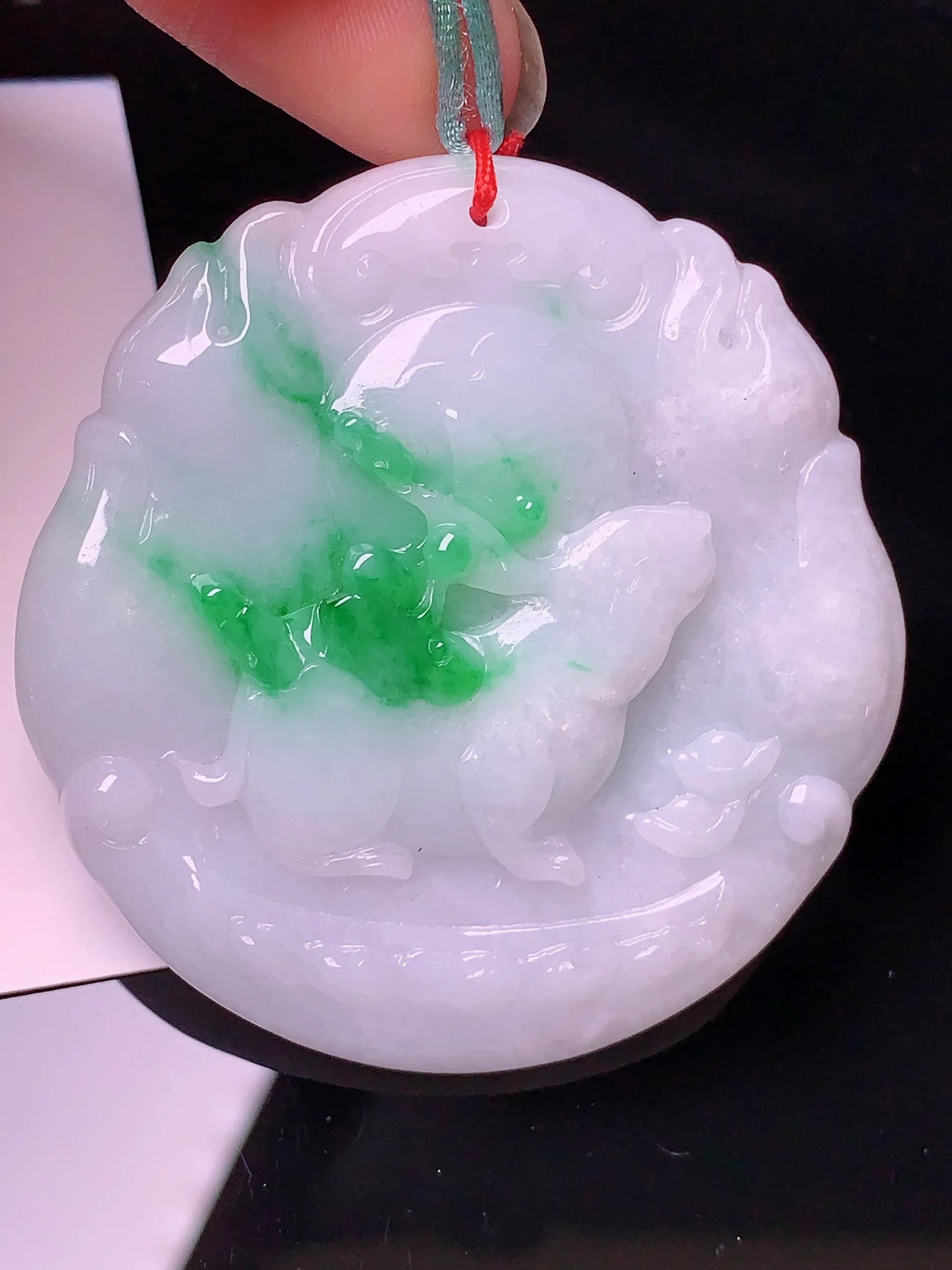 生肖兔牌吊坠 玉质细腻 色泽艳丽 整体尺寸50.5*49*6.5