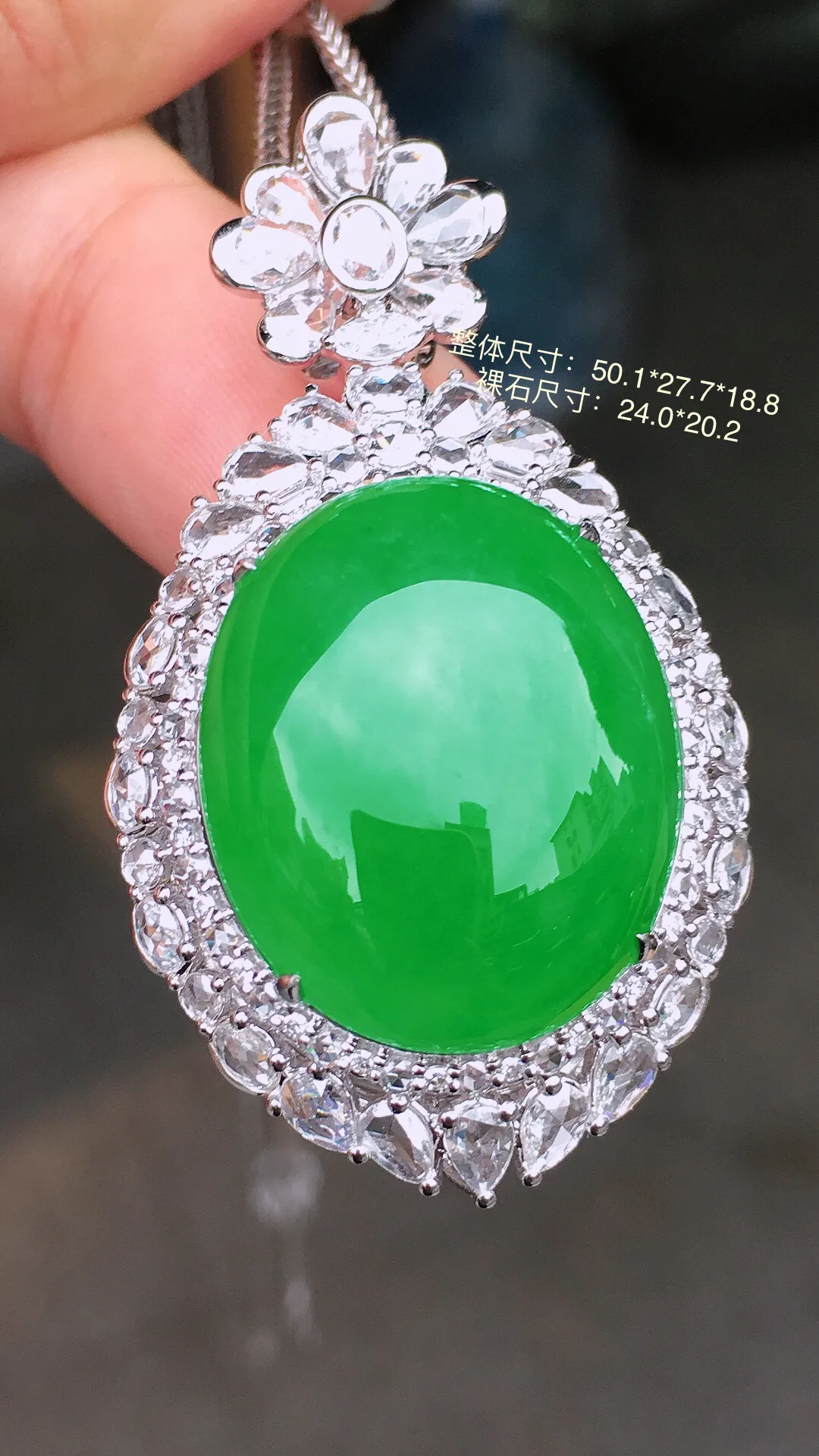 阳绿鸽子蛋吊坠，色泽均匀艳丽，玉质细腻，荧光感超
强，饱满水润，气质满满。18k
金豪华镶嵌