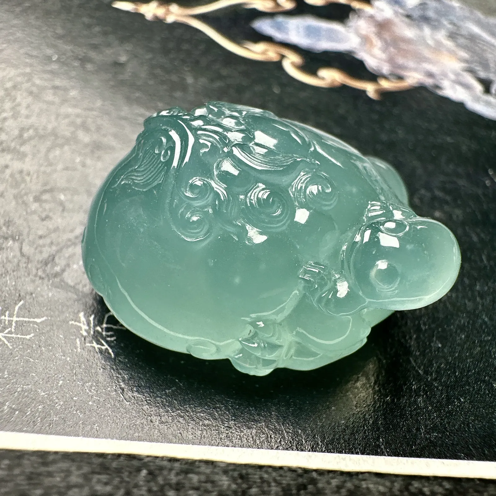 【冰种天空蓝三足金蟾】招财神兽，种水上乘，晶莹剔透，纯净通透，莹光感很强