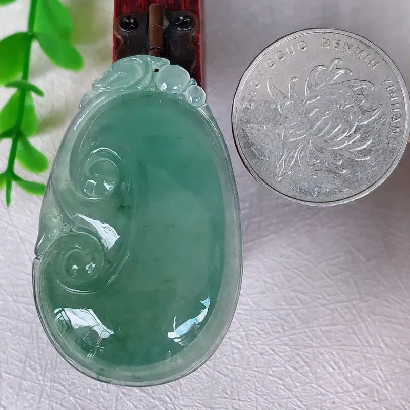 自然光实拍 冰飘花万事如意翡翠吊坠， 莹亮光泽，色泽清爽 寓意好 佩戴上身效果更端庄高贵，#082.2尺寸44.5-27.5*5.5mm