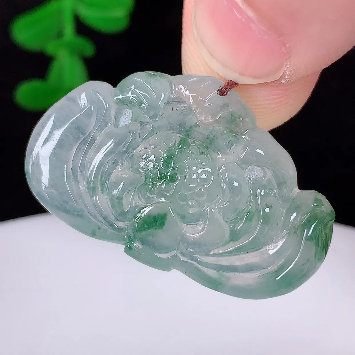 自然光实拍 冰种飘花花开富贵荷花翡翠玉坠，财源广进，自然隐逸、荷本是素不着尘之物，有和美之寓意。#0