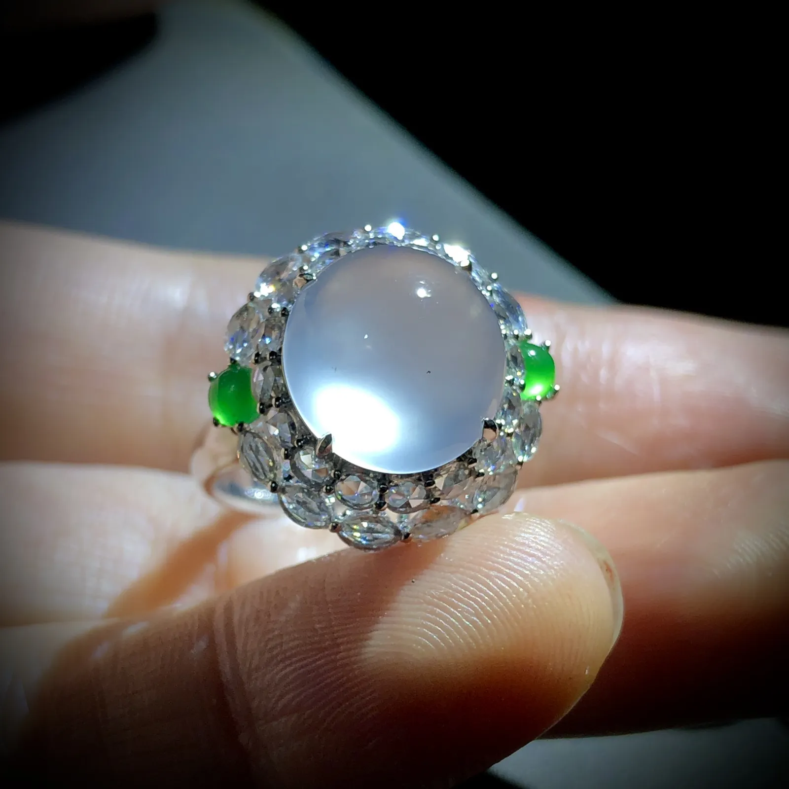 白冰戒指，裸石11.8-11.2-5.5mm，
18K金，南非钻，翡翠绿蛋面，14#，