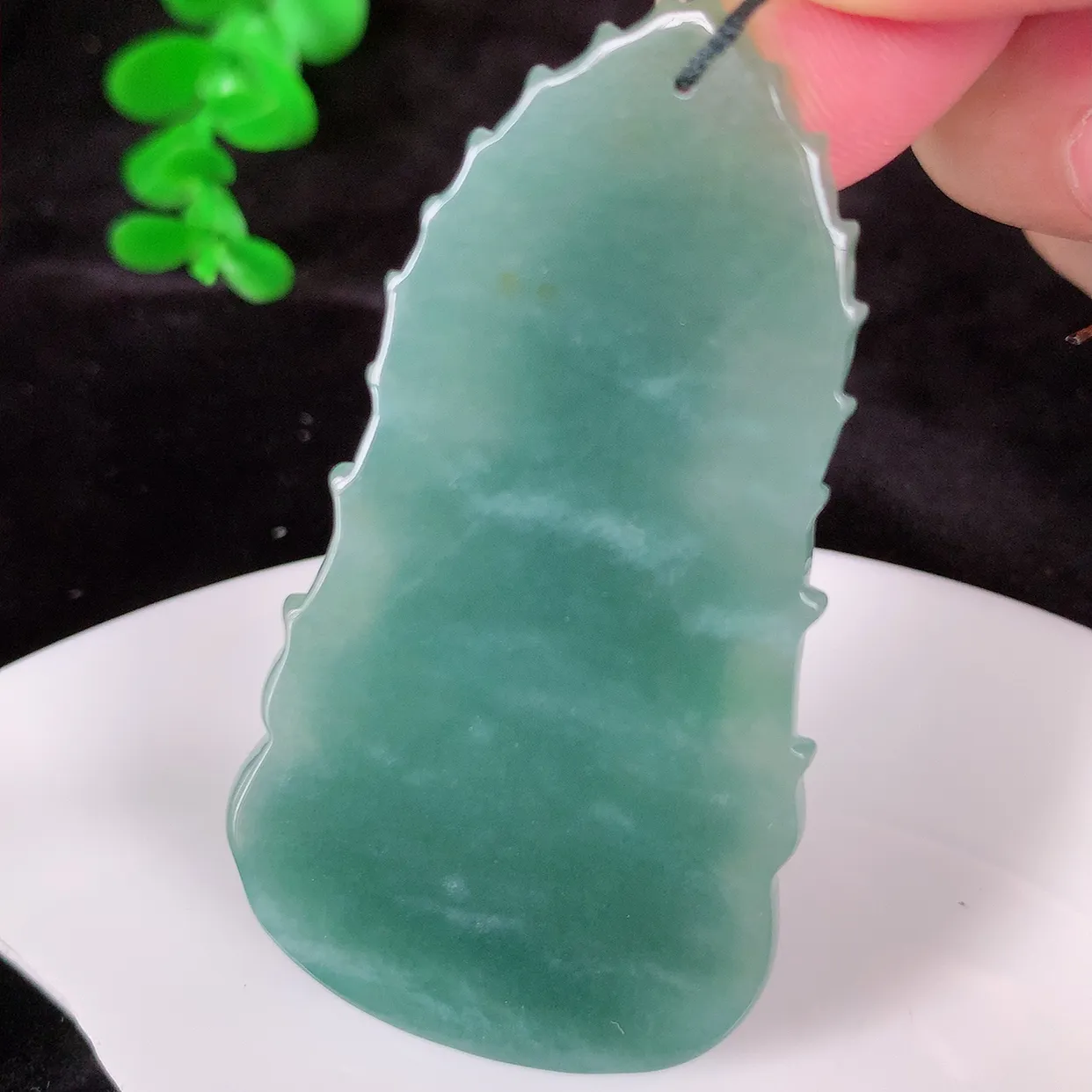 自然光实拍 大件冰糯种满色观音吊坠，赐福翡翠观音，冰透 观音 面相慈祥 雕琢细致， 佩戴气质！#379.2尺寸60-33-8.8mm