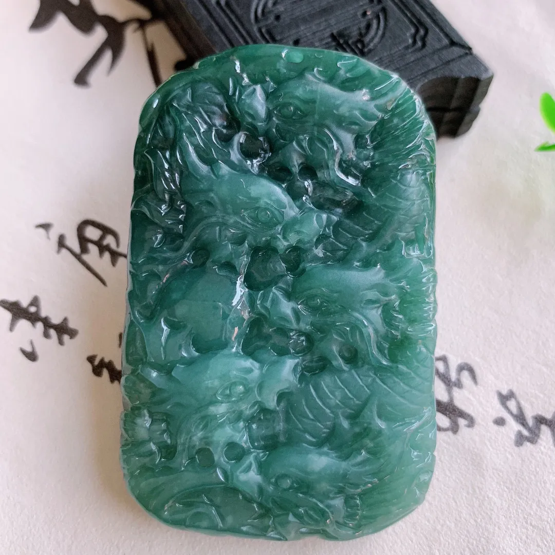 自然光实拍 精雕满色翡翠龙牌吊坠，龙行天下，雕工立体精湛 种老水足 配戴霸气时尚， 值得收藏!#179.3尺寸62-39*12.mm